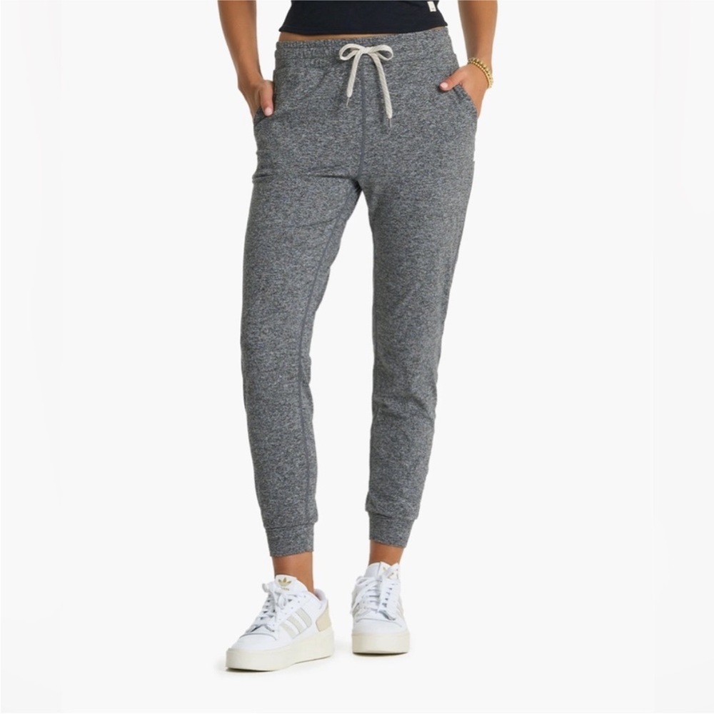 Vuori Halo Performance Jogger in Heather Grey Dreamknit Pants medium like new